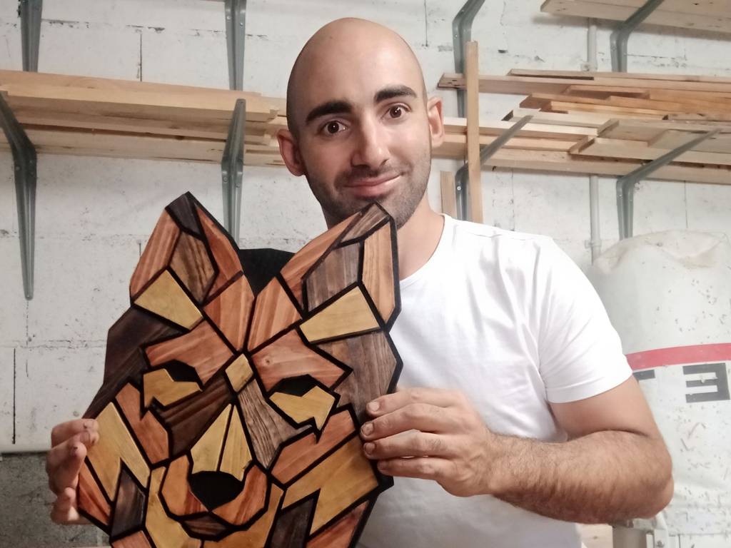 Portrait de Joris Denjean, artisan menuisier à Toulouse, tenant une création en bois géométrique – DesignBois